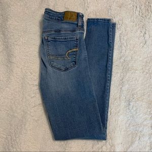 * American Eagle Medium Wash Hi-Rise Jegging/Skinny Jean Size 2